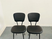 Chaise design en simili cuir noir salon accueil