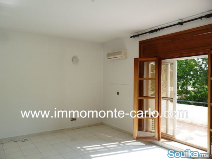 Location villa avec jardin paysagé à Souissi