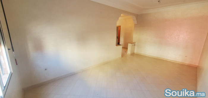 Appartement 3 chambres au 1er à louer à Deroua