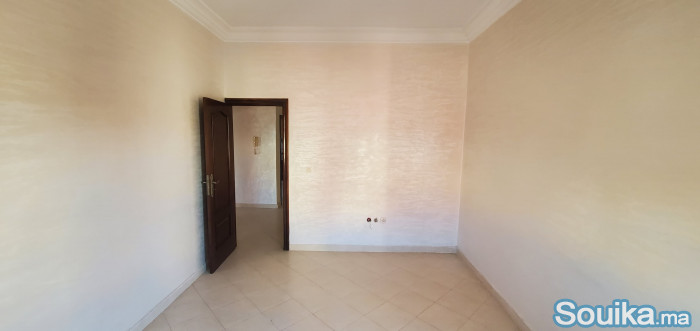 Appartement 3 chambres au 1er à louer à Deroua