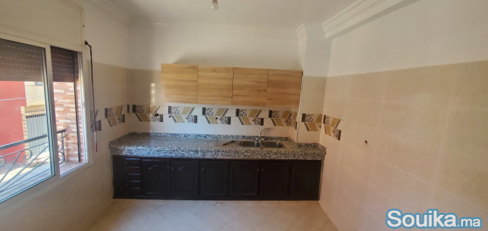 Appartement 3 chambres au 1er à louer à Deroua