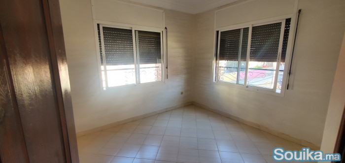 Appartement 3 chambres au 1er à louer à Deroua