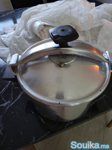 Vends 2 friteuses et une cocotte minute